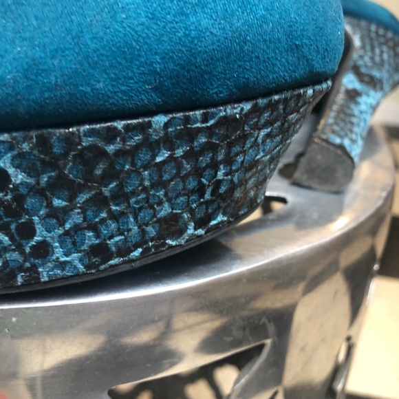 Women's Green Guess Platform Snake Heels Size 8 - Picture 6 of 8